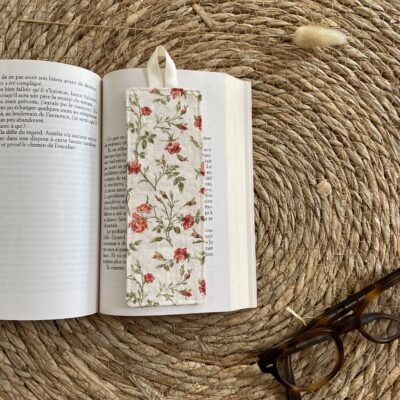marque page fleurs pistache orange sur livre