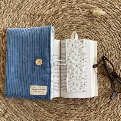 coffret livre marque page velours bleu