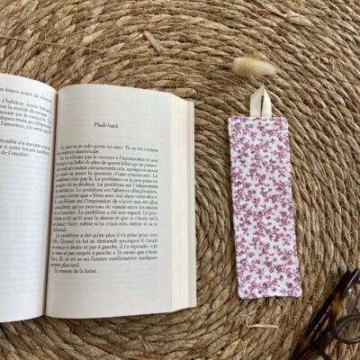 marque page ninon rose sur livre