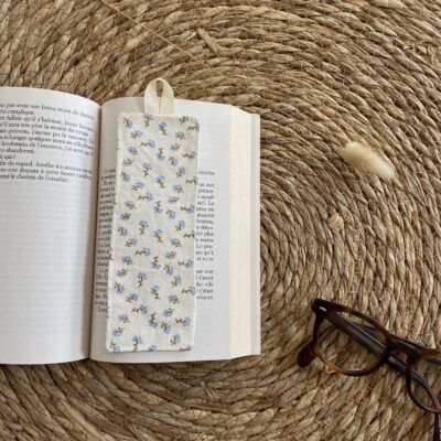 marque page simony fleurs bleues sur livre