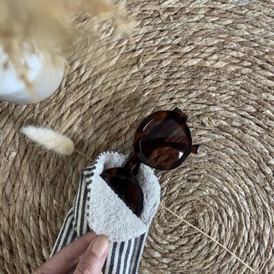Etui lunettes rayures noir et ecru details