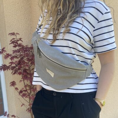 Sac banane Taupe porté