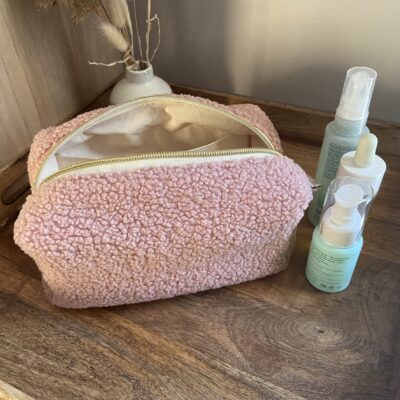 trousse-toilette-bouclette-rose-taille-s-entrouverte