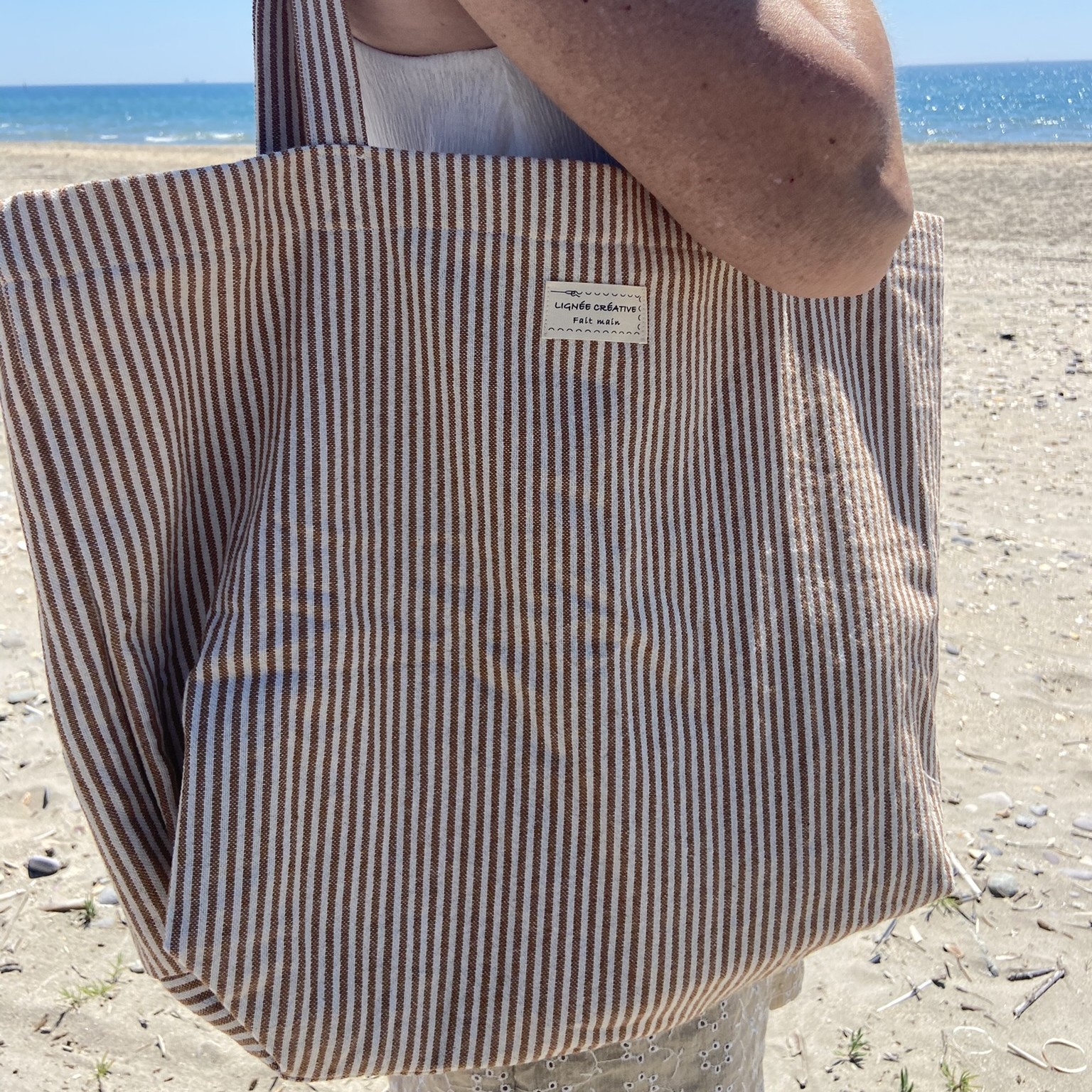 sac cabas fourre tout rayures peanuts et ecru porté