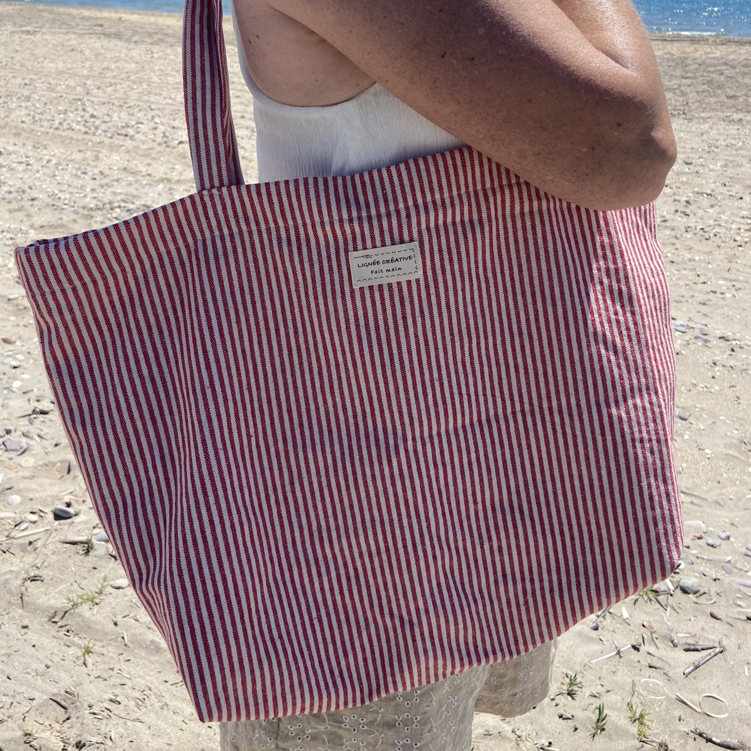 sac cabas fourre tout rayures rouge et ecru porté