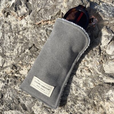 Etui lunettes taupe avec lunettes plage